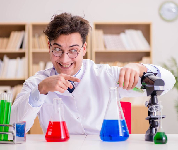 Médico científico loco loco haciendo experimentos en un laboratorio - Foto, Imagen