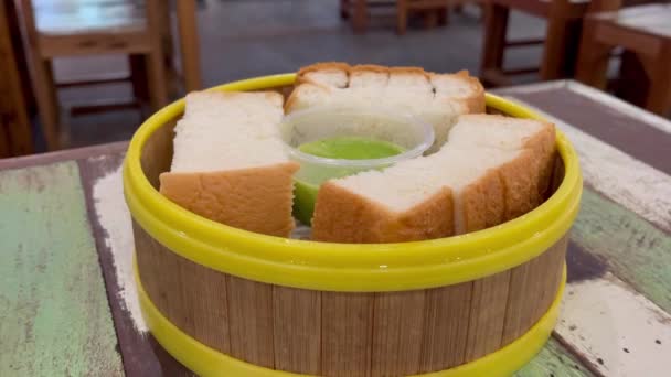 Tajski "sangkaya" lub chleb pandan kaya na deser w słynnej tajskiej restauracji. - Materiał filmowy, wideo