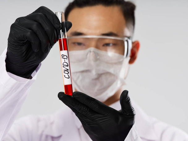 asiatique homme médical masque sang test recherche noir gants - Photo, image