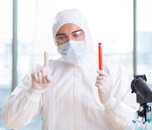Männerarzt kontrolliert Blutproben im Labor - Foto, Bild