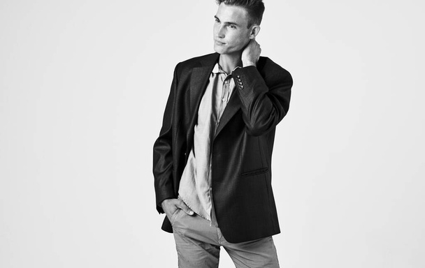 πορτρέτο του σέξι άνδρα σε κουμπιά σακάκι και πουκάμισο επιχειρηματικό μοντέλο χρηματοδότησης - Φωτογραφία, εικόνα