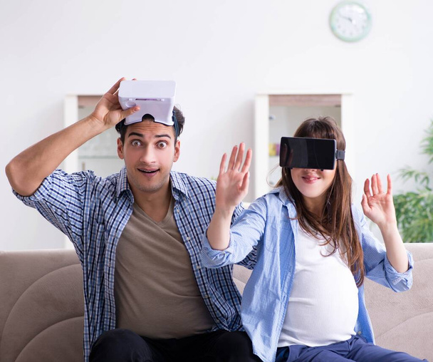 Νεαρό ζευγάρι δοκιμάζει γυαλιά εικονικής πραγματικότητας - Φωτογραφία, εικόνα