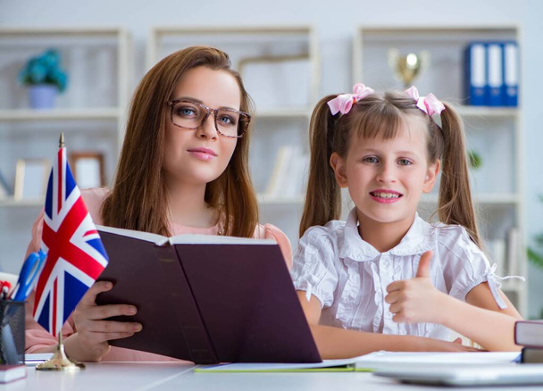 Νεαρή κοπέλα μαθαίνει αγγλικά με δάσκαλο - Φωτογραφία, εικόνα