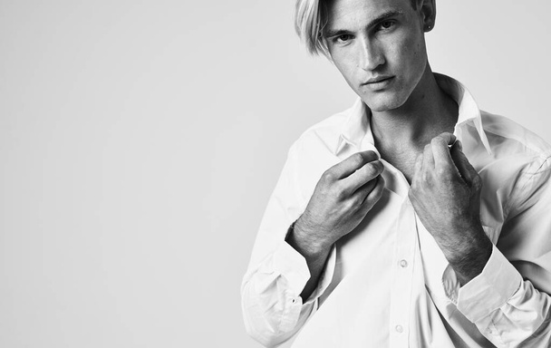 シャツの黒と白の写真でハンサムな男モデルコピースペース - 写真・画像