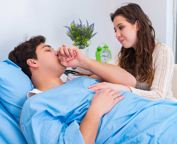 Femme visitant mari malade dans la chambre d'hôpital - Photo, image