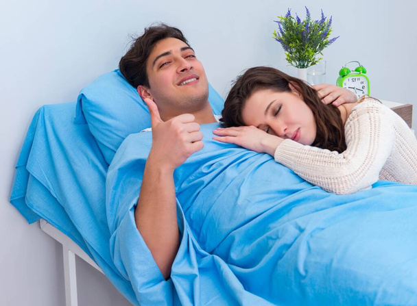 Дружина відвідує хворого чоловіка в лікарняній кімнаті
 - Фото, зображення
