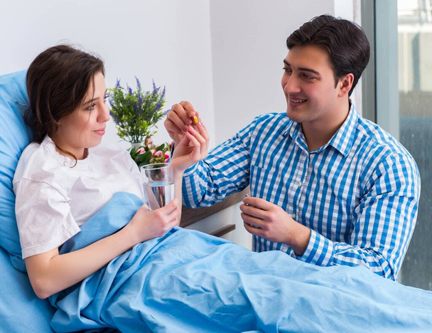 Cuidando amante marido visitando embarazada esposa en hospital - Foto, imagen