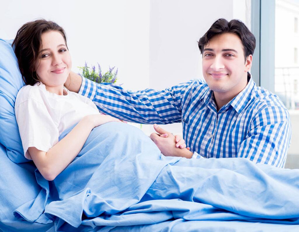 Sevgi dolu koca, hamile eşi hastanede ziyaret ediyor. - Fotoğraf, Görsel