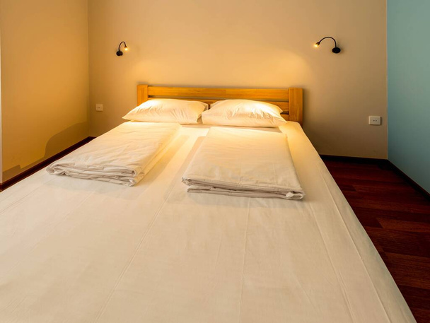 Podwójne łóżko w hotelu - Zdjęcie, obraz