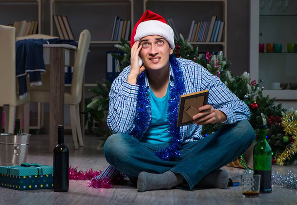 Uomo che celebra il Natale a casa da solo - Foto, immagini