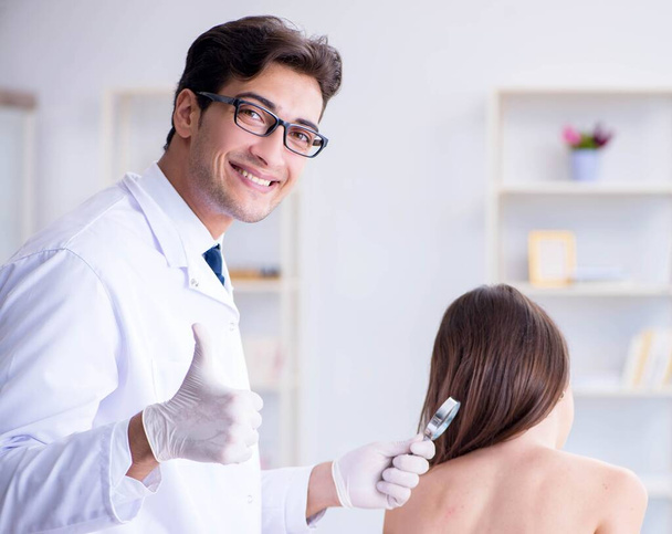 Médico examinando la piel de una paciente femenina - Foto, Imagen