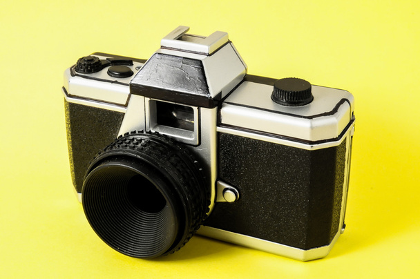 古典的な 35 ミリメートルのプラスチックのおもちゃの写真のカメラ - 写真・画像