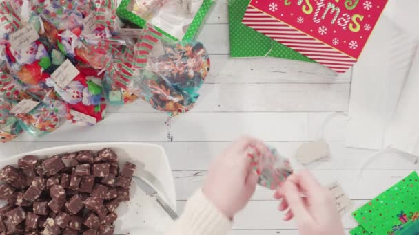 Csomagolás házi mézeskalács és cukor Karácsonyi cookie-k ajándékok. - Felvétel, videó