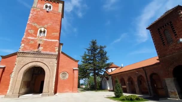 Klášter Zica, Srbsko. Ortodoxní památkový prostor 13. století na slunném létě - Záběry, video