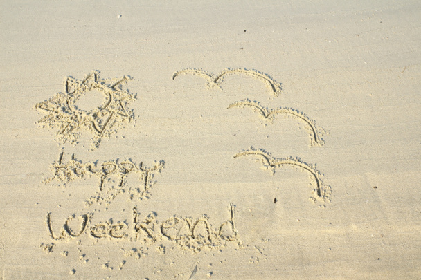 Buon fine settimana scritto sulla sabbia
 - Foto, immagini