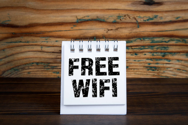 Wi-Fi gratuito. Comunicação móvel, tecnologia e conceito de custos. Caderno branco - Foto, Imagem