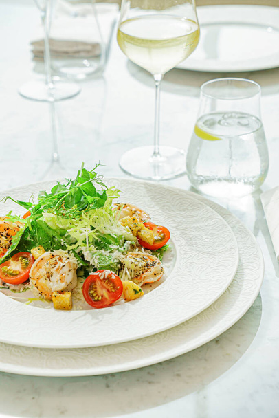 salad with shrimps and vegetables - Фото, зображення