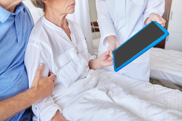senior woman and doctor with tablet pc at hospital - Fotoğraf, Görsel