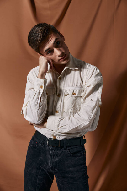 mies valkoinen paita studio rajattu näkymä rento kulumista itseluottamusta - Valokuva, kuva