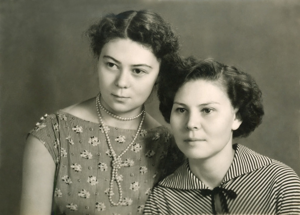Vintage portrait of two attractive women - Photo, Image