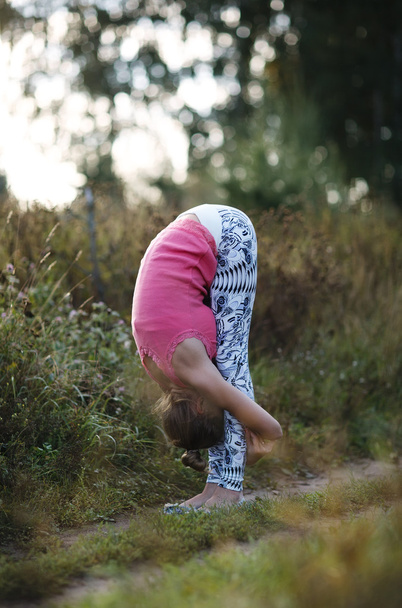Mujer joven flexible doblando doble
 - Foto, imagen