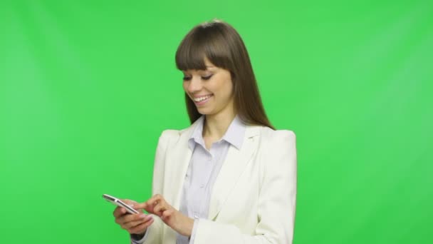 Business woman typing message - Séquence, vidéo