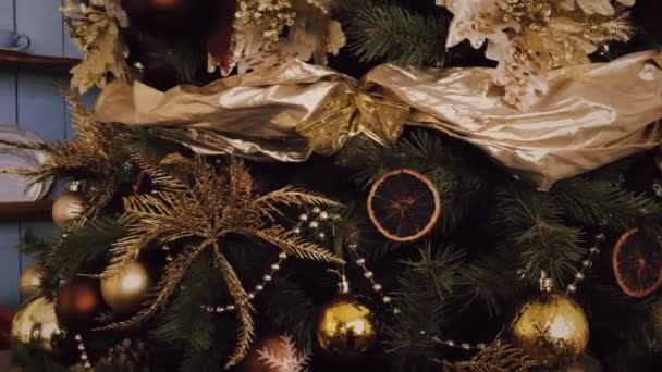 Goldener Weihnachtsbaum-Look, Dekor im Landhausstil als Ferienhausdekoration - Filmmaterial, Video