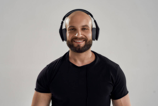 Portrait of young caucasian bodybuilder wearing headphones - Photo, image