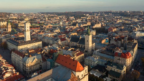 Telhados da cidade velha em Lviv, na Ucrânia, durante o dia. A atmosfera mágica da cidade europeia. Marco, a prefeitura e a praça principal. Drone foto. - Foto, Imagem