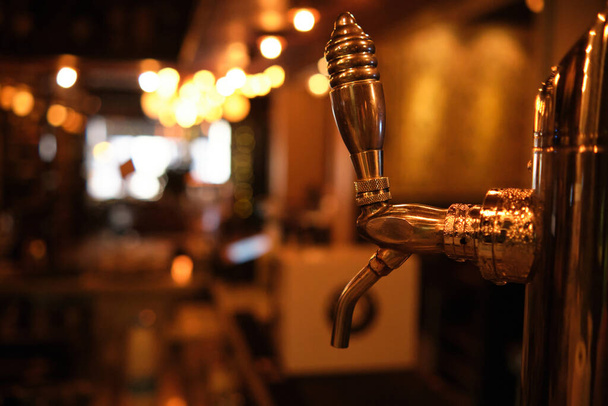 Bardaki bira musluğunun yakın çekimi.. - Fotoğraf, Görsel