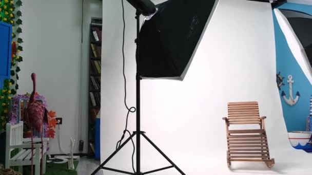 Fotó- vagy videóstúdió két hatszögletű stúdióval. Fehér képernyő és rögzített szék - Felvétel, videó