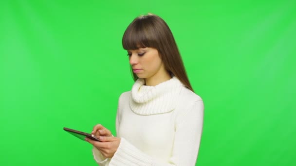 Woman using tablet computer - Záběry, video