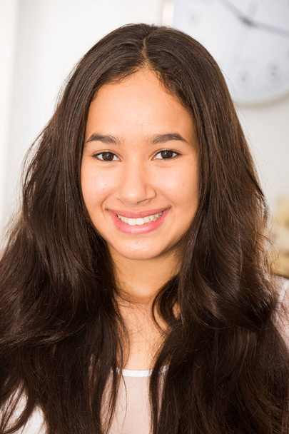 Portrait of young woman smiling at home - Foto, Bild