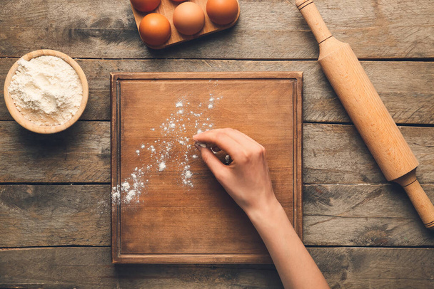 Женщина готовит пекарню на столе, вид сверху - Фото, изображение