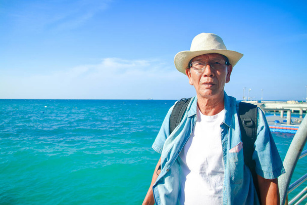 Starszy mężczyzna w kapeluszu szczęśliwy z podróży - Zdjęcie, obraz