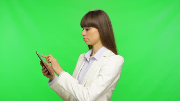 Businesswoman using tablet computer - Séquence, vidéo