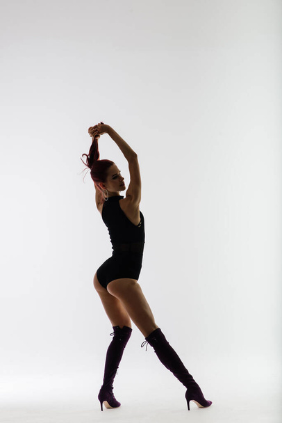 Sexy tyč ryšavý tanečník ukazující její krásné tělo - Fotografie, Obrázek