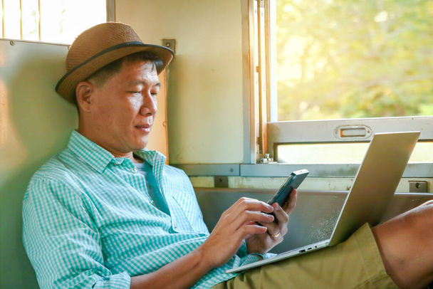 Férfiak vonattal Nyitott notebook számítógépek, információt küldeni az ügyfeleknek - Fotó, kép