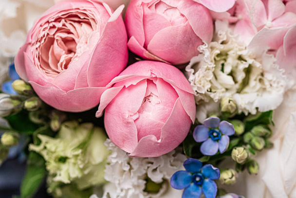 Ramo floral como regalo, arreglo de flores de rosas en la tienda de flores o entrega en línea, regalo romántico y decoración casera de lujo - Foto, Imagen