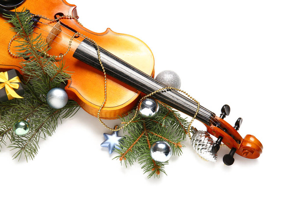 housle a vánoční výzdoba na bílém pozadí - Fotografie, Obrázek