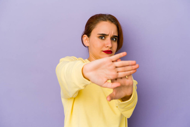 Jonge Arabisch gemengde ras vrouw staan met uitgestrekte hand tonen stop teken, voorkomen dat u. - Foto, afbeelding