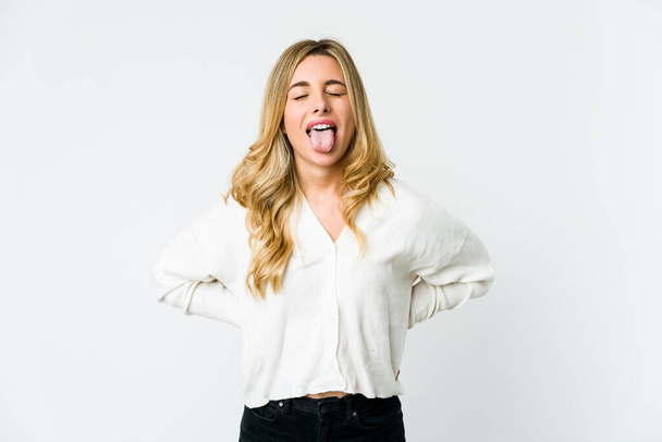 Junge kaukasische blonde Frau lustig und freundlich herausstreckende Zunge. - Foto, Bild