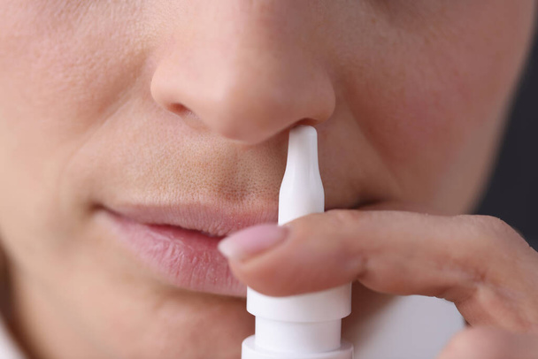 Обличчя з білою пляшкою розпилення носа крупним планом
 - Фото, зображення