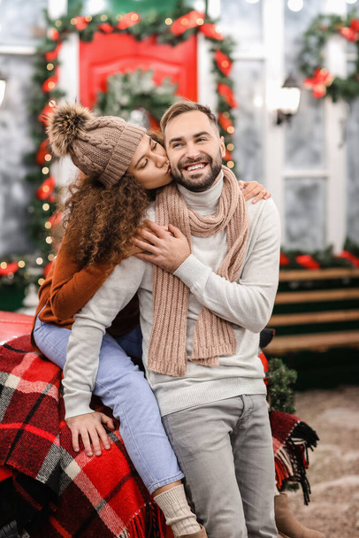 Boldog fiatal pár ünnepli a karácsonyt a szabadban - Fotó, kép