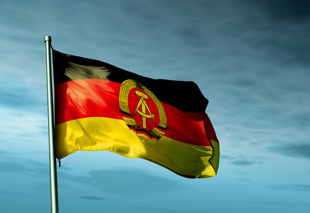 Прапор Східної Німеччини (1949 до 1990), розмахуючи на вітрі - Фото, зображення
