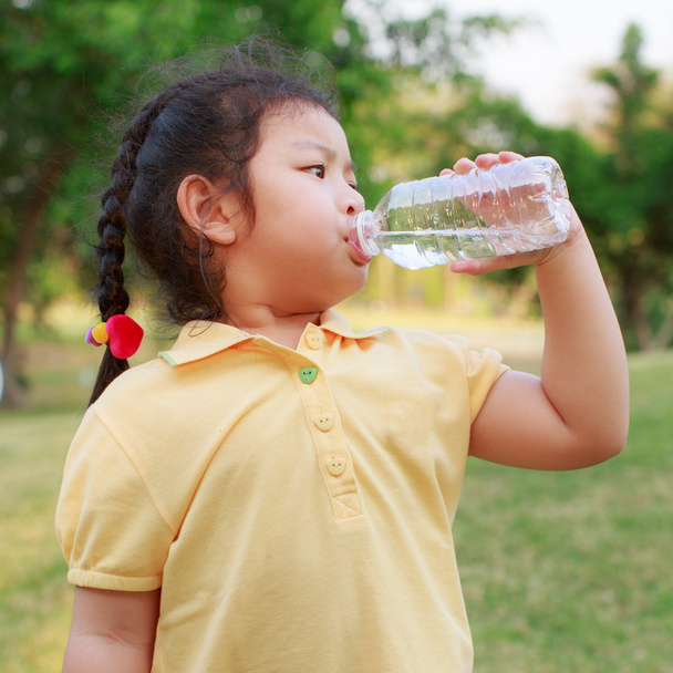 女の子飲料水 - 写真・画像