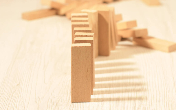 Uma fileira de um dominó de madeira caindo. - Foto, Imagem