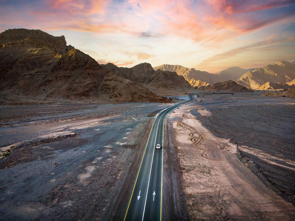 Jebel Jais Bergwüstenstraße umgeben von Sandsteinen im Emirat Ras al Khaimah der Vereinigten Arabischen Emirate Luftaufnahme - Foto, Bild