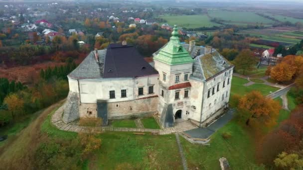 Palácio Olesko a partir do ar. Reserva. Parque de verão nas colinas. Vista aérea do Castelo Olesky, Ucrânia. - Filmagem, Vídeo