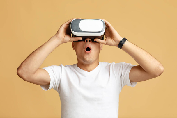 Tecnología moderna, entretenimiento y mundo virtual. Zoomer sorprendido estudiante masculino con la boca abierta - Foto, Imagen